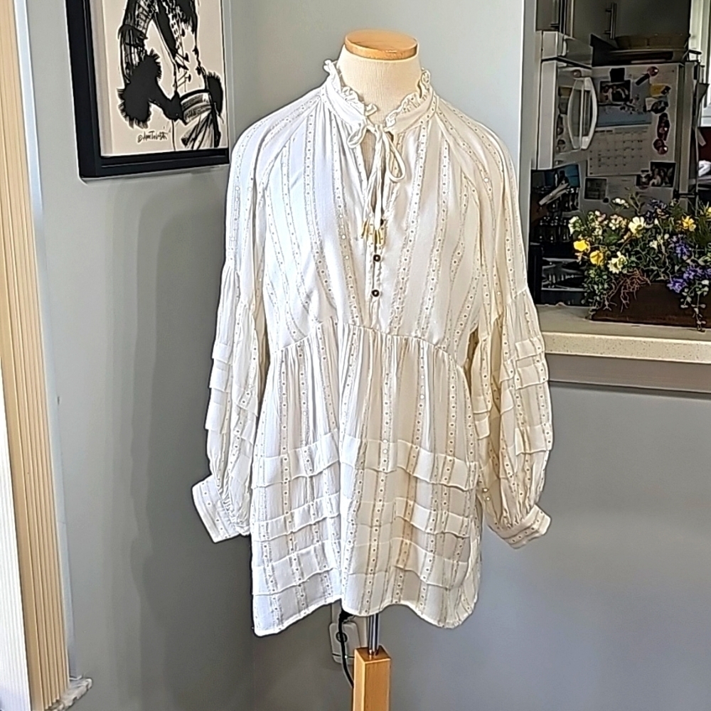 Anthropology boheimian style ruffle dress. Cream with gold sequins Size med